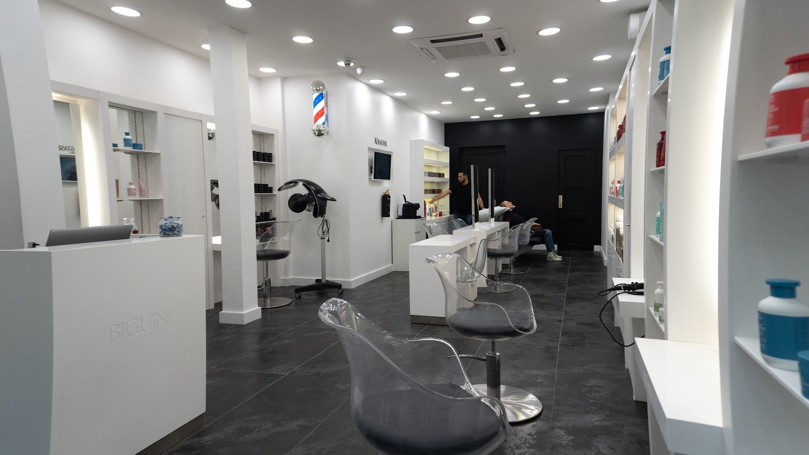 Intérieur du salon de coiffure Biguine Vieux-Port à Marseille : fauteuils, miroirs et bacs